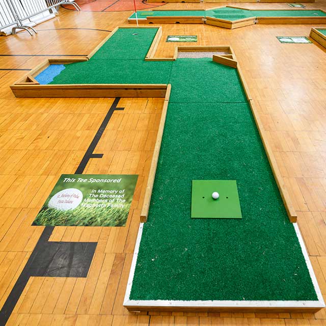 9 hole custom mini golf rentals image